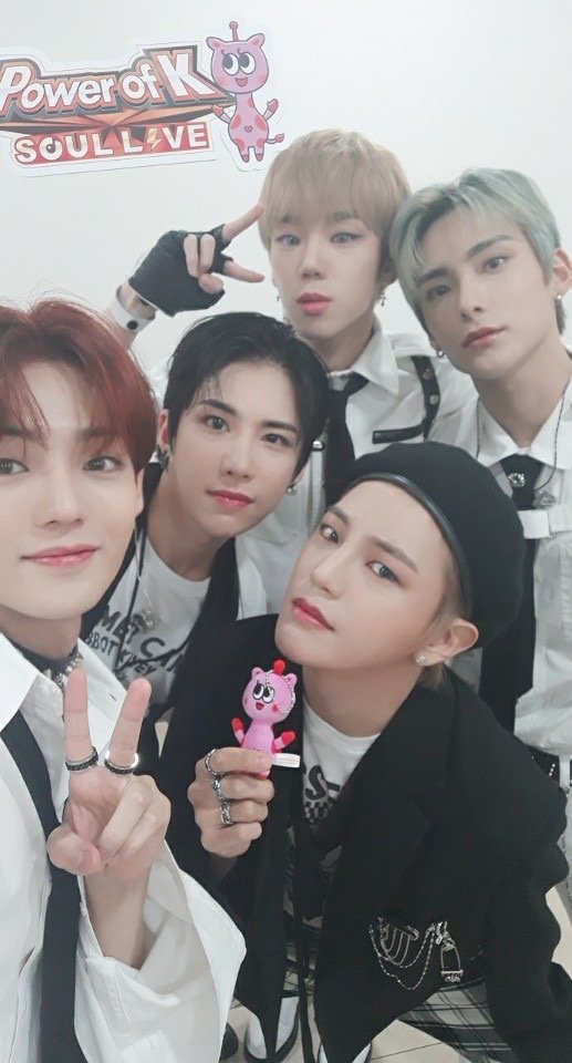shobey_edits's tweet photo. everyone dressed up in black and whiteㅠㅠㅠ https://t.co/nKf06c2Qny