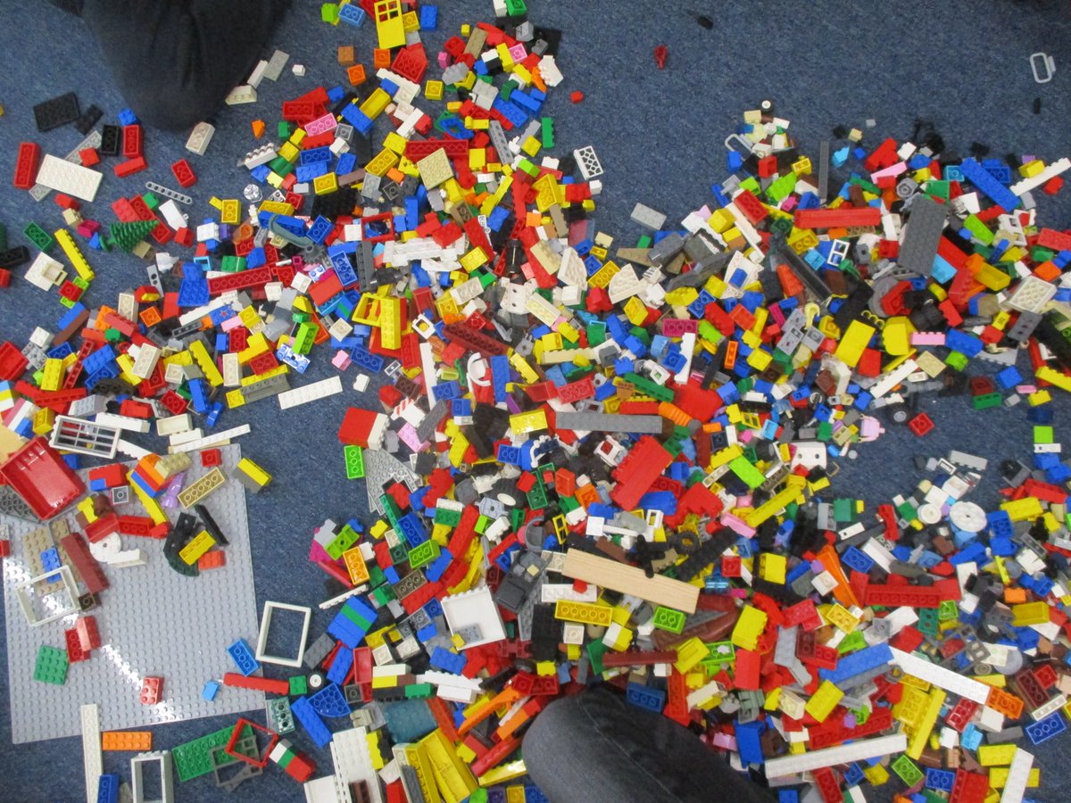wybersoosc's tweet photo. We're back have you missed us? There's @Lego all over the floor and a time machine made of bricks. Think there's going to be a lot of cleaning for the adults but at least the children are having fun #UsingTheirImagination #PlayingTogether #PlayingWithFriends https://t.co/HO9LyB4x7G