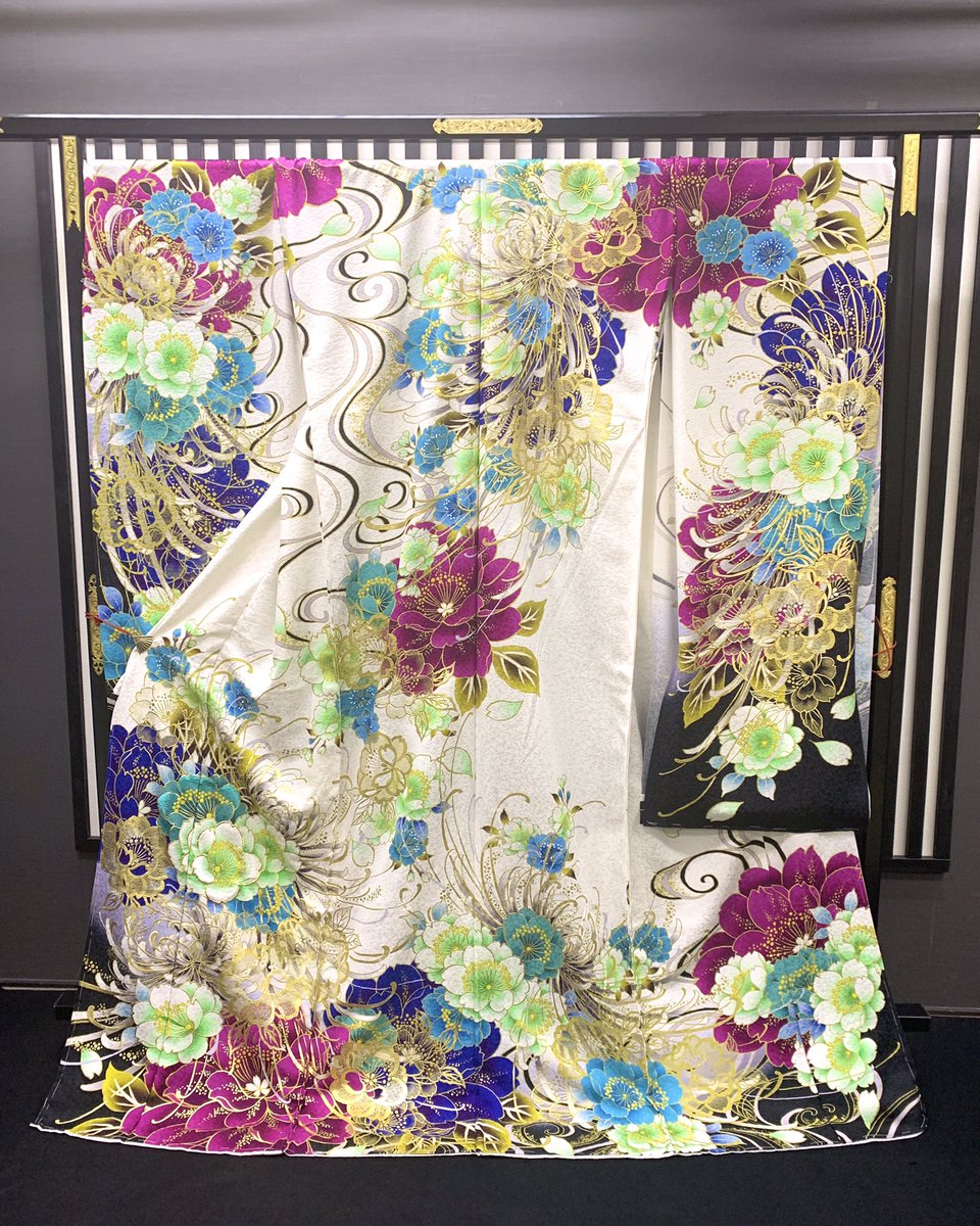きもののいわき お振袖のご紹介 白を地に深い青と紫の花柄に 金彩で描かれた乱菊が映えるお振袖です 裾と袖の黒のグラデーションでよりクールな印象に モダンにかっこよく着こなしたいお嬢様におすすめです きもののいわき 振袖 福島