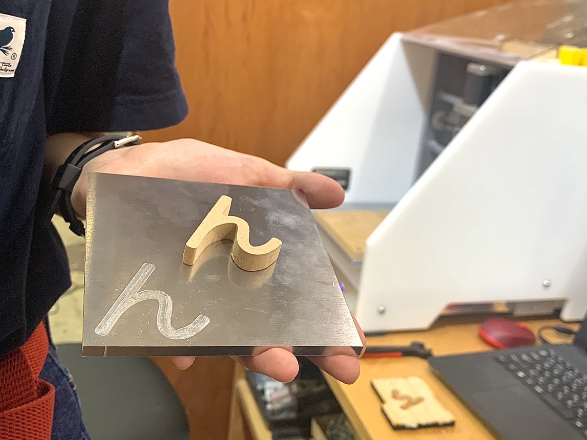 kmg_kyoto's tweet photo. アルミ製の「ん」です.CNC加工です.造形大学の学生さんが卒業制作のためにCNCトレーニングに来てくれました.人生初のアルミ加工が「ん」.平仮名の「ん」の形状には案外魅力があります.MDFでも削り出してみました.「ん」
#cnc #art #nomad #nomad883 #carbide3d #a5052 #ん
https://t.co/Drj8HZMOoZ https://t.co/MKPFyqy977