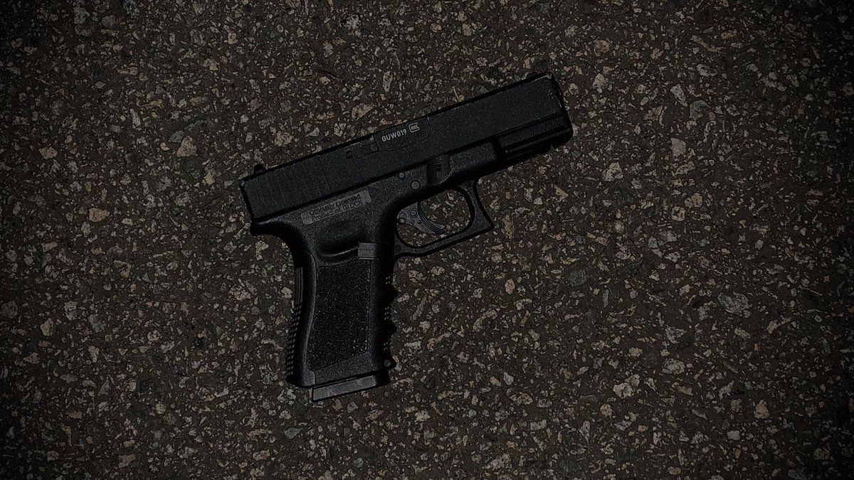 BehindBlueLine's tweet image. Take a quick glance at this low light photo and then tell me - is the gun real or not?

Officers were faced with this split-second decision tonight. 

#VPD #patrol