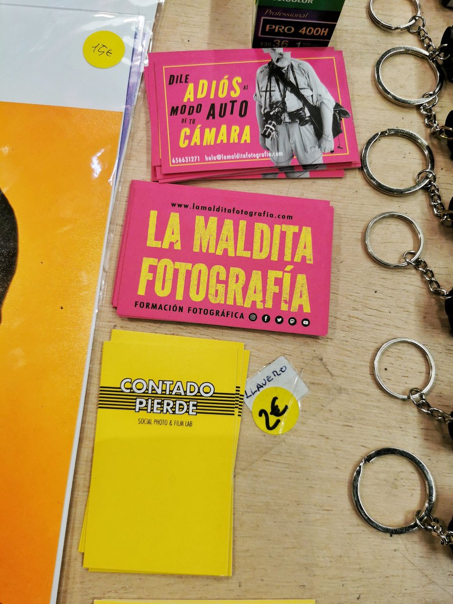 LaMalditaFoto's tweet photo. 4/11
Como buenos amantes de los #halurosdeplata -sin odiar a los #megapíxeles- allí puedes comprar variedad de película de formato 135 o 120, llaveros con los chasis de tus carretes favoritos, https://t.co/iGJNjmLeyp