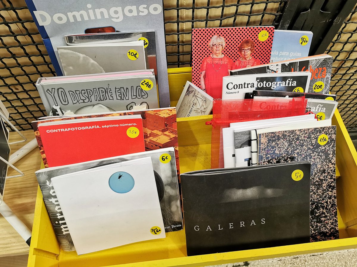 LaMalditaFoto's tweet photo. 5/11
fanzines de #Contrafotografia @cfzine, #RopaTendida, #JulienCharlon, #PalomaVilloria, #MarivíIbarrola @mariviibarrola, #PilarGMariblanca @pilores o #LuisHidalgo @caosenleche. https://t.co/Q1GKYgeIpa