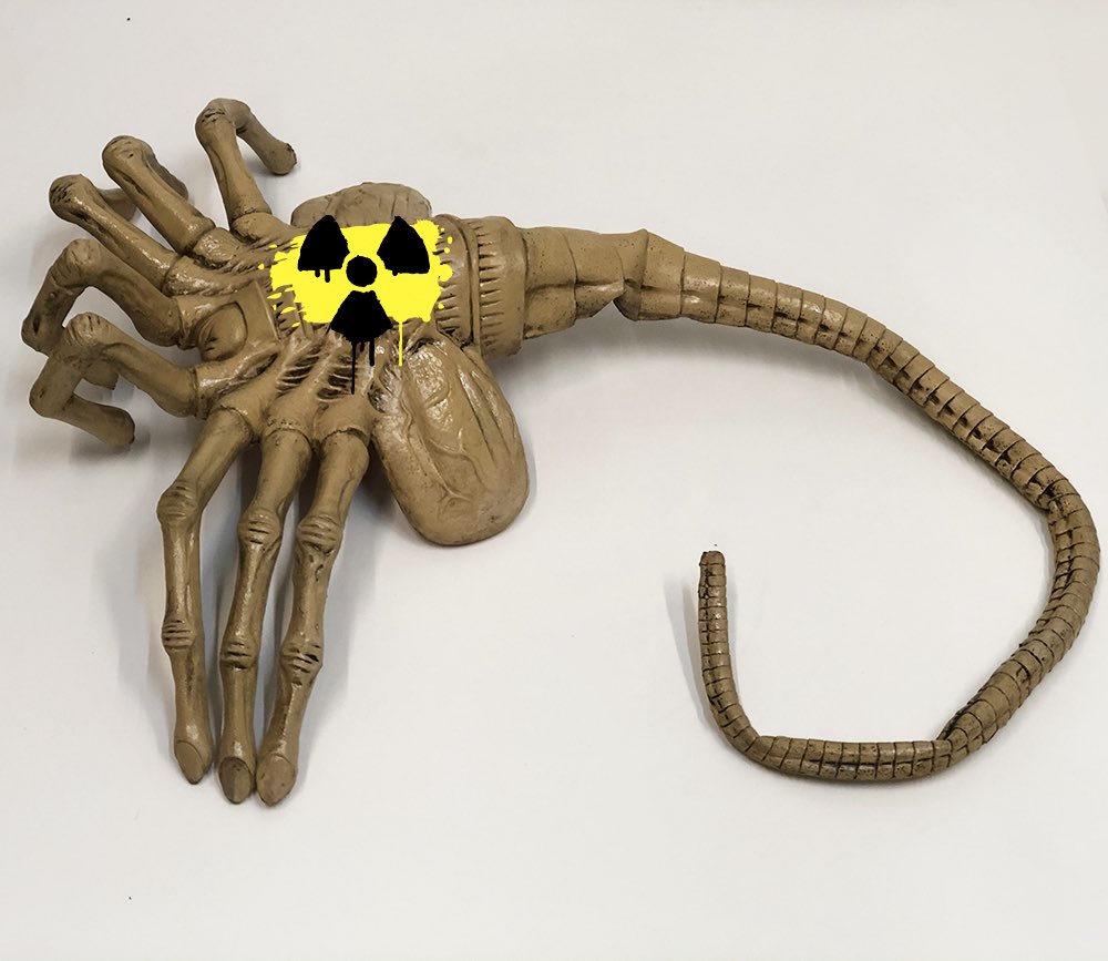 Outletfriki's tweet photo. Dicen que si los crías desde pequeñitos son más cariñosos... tu propio #Facehugger en su huevo con luz escala 1:1, casi 1 metro de alto! Adóptalo en https://t.co/T0Nd1BaVtx !
.
.
#befrikimyfriend #outletfriki #alien #alienxenomorph #alienfacehugger #alienegg #proplica #replica https://t.co/EYeEUd2glY
