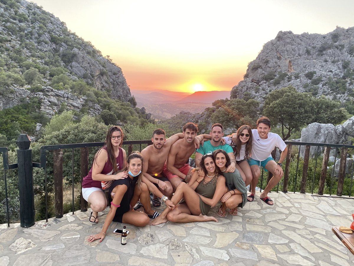 Clara_Sanchezz's tweet photo. Días rurales 🔝 con mis ineftos favoritos ⛰🍃@loschozos #profesEF 💪🏻 https://t.co/pNTZ3CkB0i