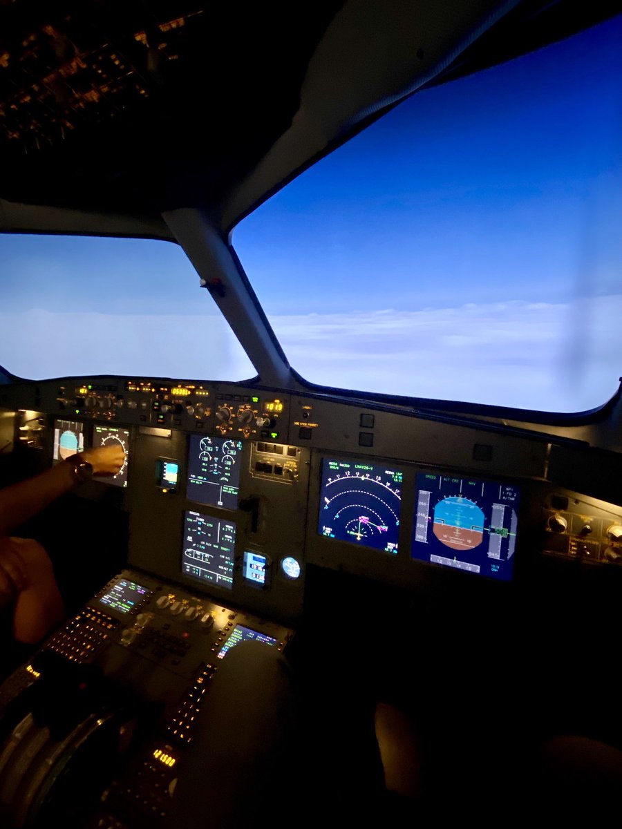 stani320's tweet photo. Practicing Performance Based Navigation in a FNPT ll A320 simulator 😁 #flyschool #simulator #a320 #airbus320 #avgeek #avgeeks #pilot #aviation #flightdeckmonday #pbn #navigation #sky https://t.co/br2OqEGx5x