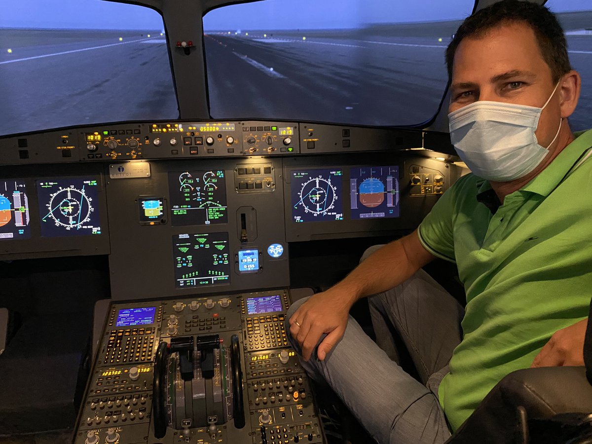 stani320's tweet photo. Practicing Performance Based Navigation in a FNPT ll A320 simulator 😁 #flyschool #simulator #a320 #airbus320 #avgeek #avgeeks #pilot #aviation #flightdeckmonday #pbn #navigation #sky https://t.co/br2OqEGx5x