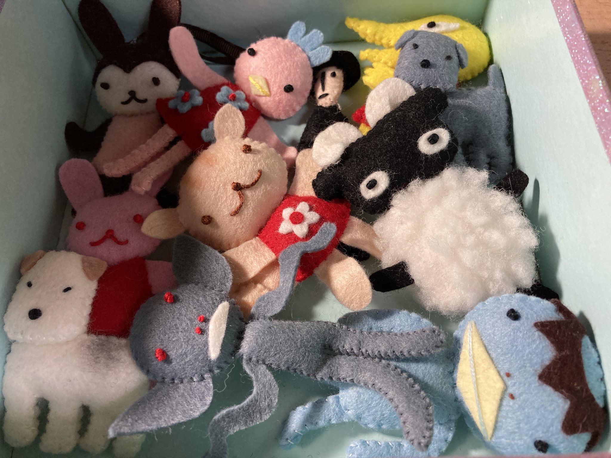 ののこ 一時期とり憑かれたかのように作りまくってたアランジアロンゾのフェルトマスコットの一部が出てきた アランジの手芸本は作り方をシンプルにわかりやすく説明してくれてしかもみんな可愛いから手芸未経験者ほど作るのが楽しくてたまらないって感じ