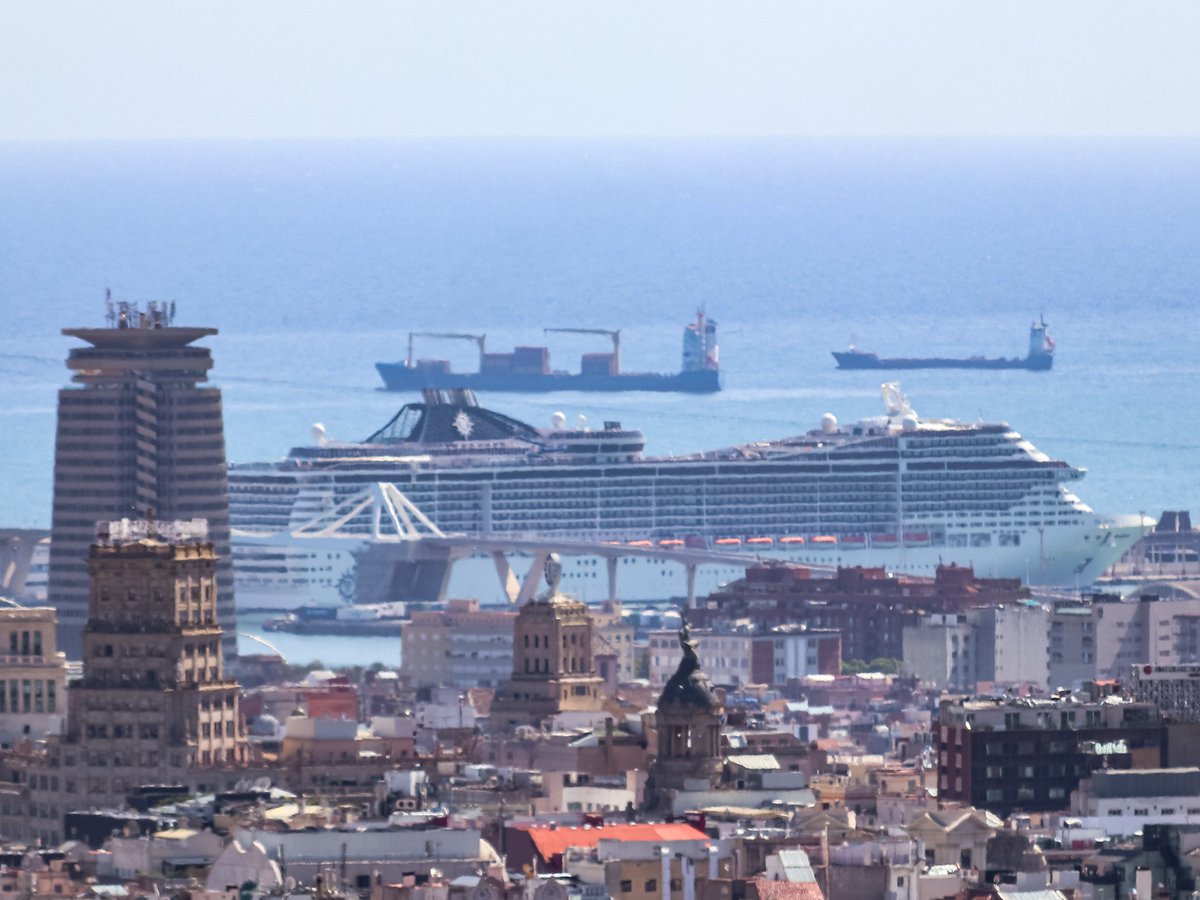 twcruiseships's tweet photo. MSC Divina docked in Barcelona 🤩
#msc #mscdreams @MSC_Crociere @MSCCrucerosESP https://t.co/KE4lIm6TIt