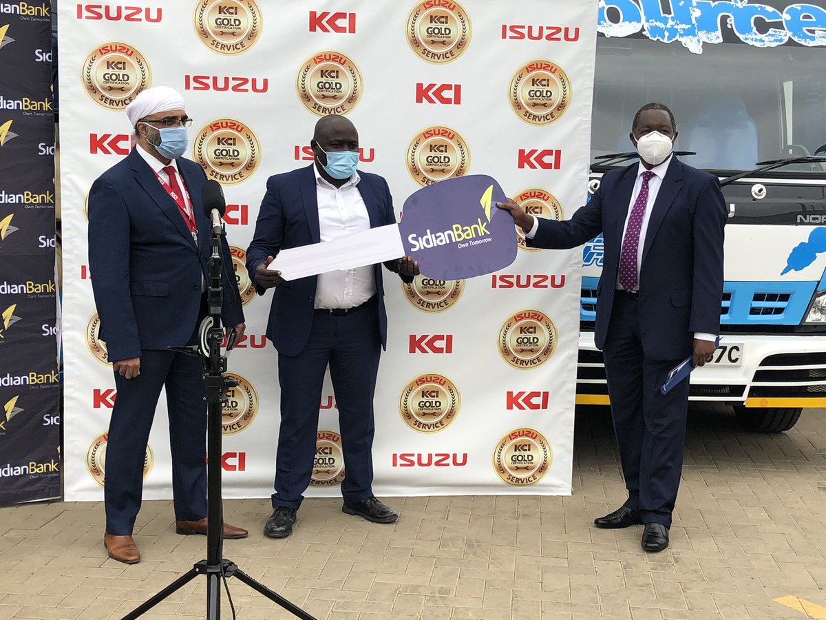 SidianBank's tweet photo. Ceremonial handover.

Sidian Bank CEO, @chege_thumbi and Isuzu KCI CEO, Naraign Sokhi, hand over the buses to Latema SACCO Chairman, Simon Kinyanjui.

#supportingcustomers https://t.co/o3Ih3GPx3Q