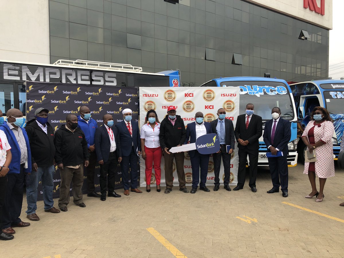 SidianBank's tweet photo. Ceremonial handover.

Sidian Bank CEO, @chege_thumbi and Isuzu KCI CEO, Naraign Sokhi, hand over the buses to Latema SACCO Chairman, Simon Kinyanjui.

#supportingcustomers https://t.co/o3Ih3GPx3Q