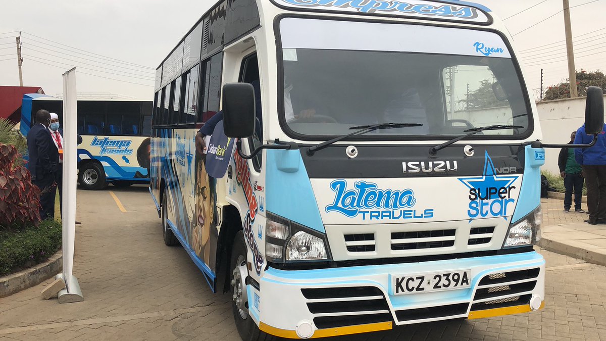 SidianBank's tweet photo. Ceremonial handover.

Sidian Bank CEO, @chege_thumbi and Isuzu KCI CEO, Naraign Sokhi, hand over the buses to Latema SACCO Chairman, Simon Kinyanjui.

#supportingcustomers https://t.co/o3Ih3GPx3Q