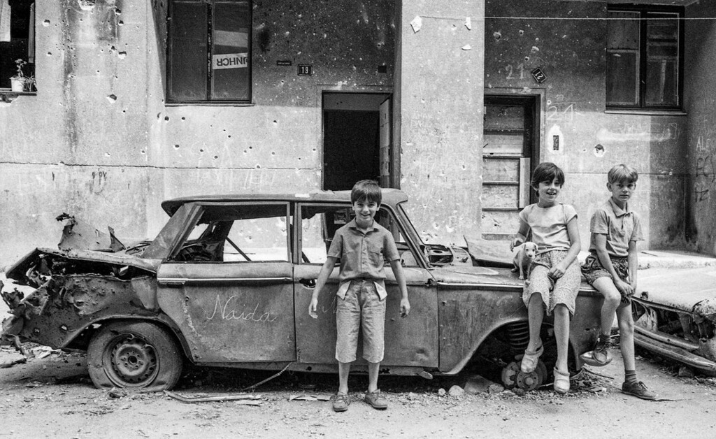 delmialvarez's tweet photo. #119. Niños en Sarajevo. 1993.
Imágenes y textos recogidas en las libretas de notas entre 1991 y 1995, para la segunda edición revisada y ampliada del libro 'Érase una vez en Europa". 
https://t.co/aUKUULC7YD

⁣⁣#documentaryphotography ⁣#documentale… https://t.co/pKyZOuzKXF https://t.co/rKJzvJ9WoJ
