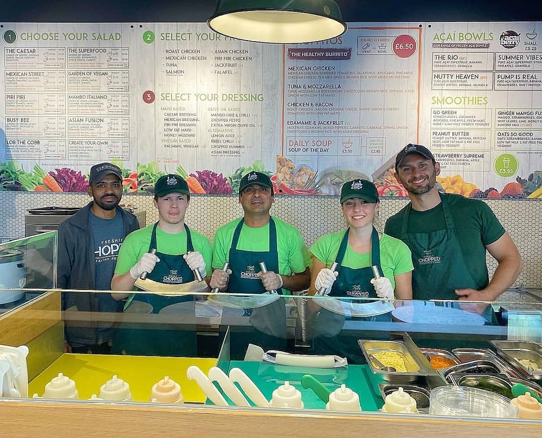 ChoppedUK's tweet photo. New week. New you 👊🏽 Team Leicester have the mezzaluna knives at the ready! 🔪 We've plenty of clean &amp; healthy meal options to keep you on track this week 🥗 Drop by, try a freshly chopped bowl, wrap or one of our signature smoothies. You'll thank us later 😉  #FreshlyChopped https://t.co/sFScowBBN9