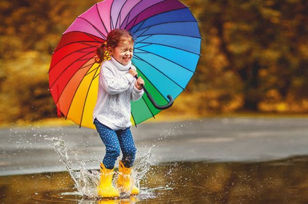 TeamModeshift's tweet image. It&apos;s a miserable, rainy day today, but do you know what that means? Puddle splashing! So pull on your wellies, grab a brolly and tell us how many puddles you splash in today! #StaySafeGetActive #PuddleSplashing #FunExercise