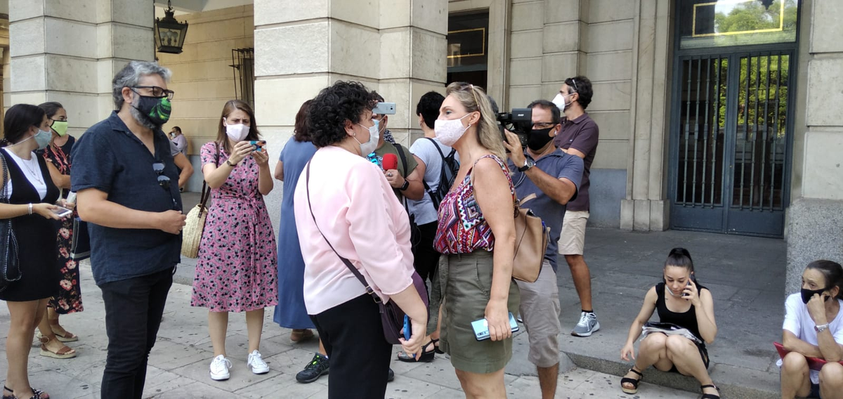 iusevillaciudad's tweet photo. Nuestra concejala @emorcarrey y nuestra responsable de organización @AngieGeso presentes en la concentración de apoyo a María Salmerón.

La #JusticiaPatriarcal ordena su ingreso en prisión por impedir que su hija viera a su maltratador. https://t.co/cLkLIRSCX2