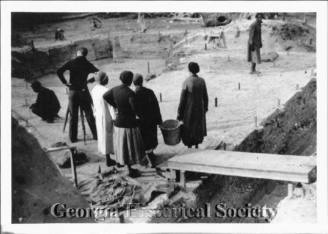 In the late '30s, the Native American site of Irene Mound, Georgia, was excavated by a team composed predominantly of women! You can check out our recent article on the Women of Irene Mound here: trowelblazers.com/irene-mound/
Thank you <a href="/GeorgiaHistory/">Georgia Historical Society</a> for the images!