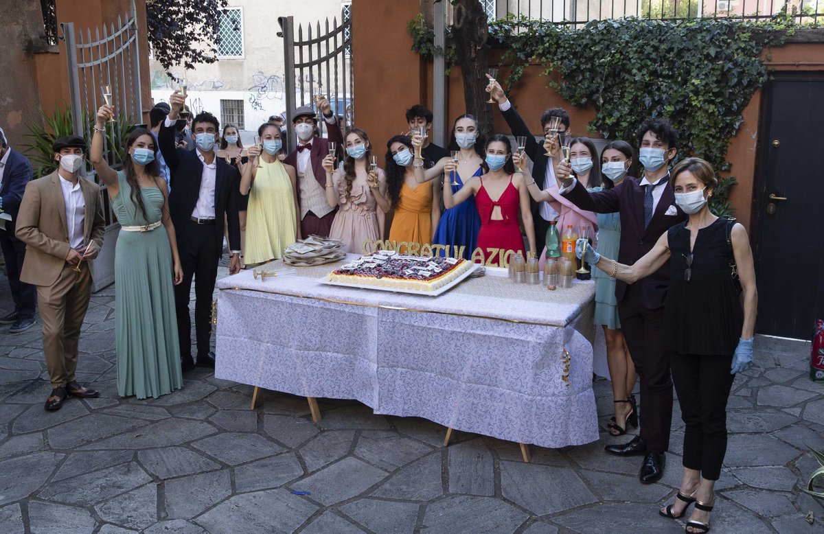 OperaRoma's tweet photo. Alcuni momenti della consegna dei diplomi agli Allievi della Scuola di Danza con la direttrice #LauraComi.
In bocca al lupo a tutti i giovani tersicorei per un futuro luminoso!
#operaroma

ph. Yasuko Kageyama / TOR https://t.co/ftIrzDOv0W