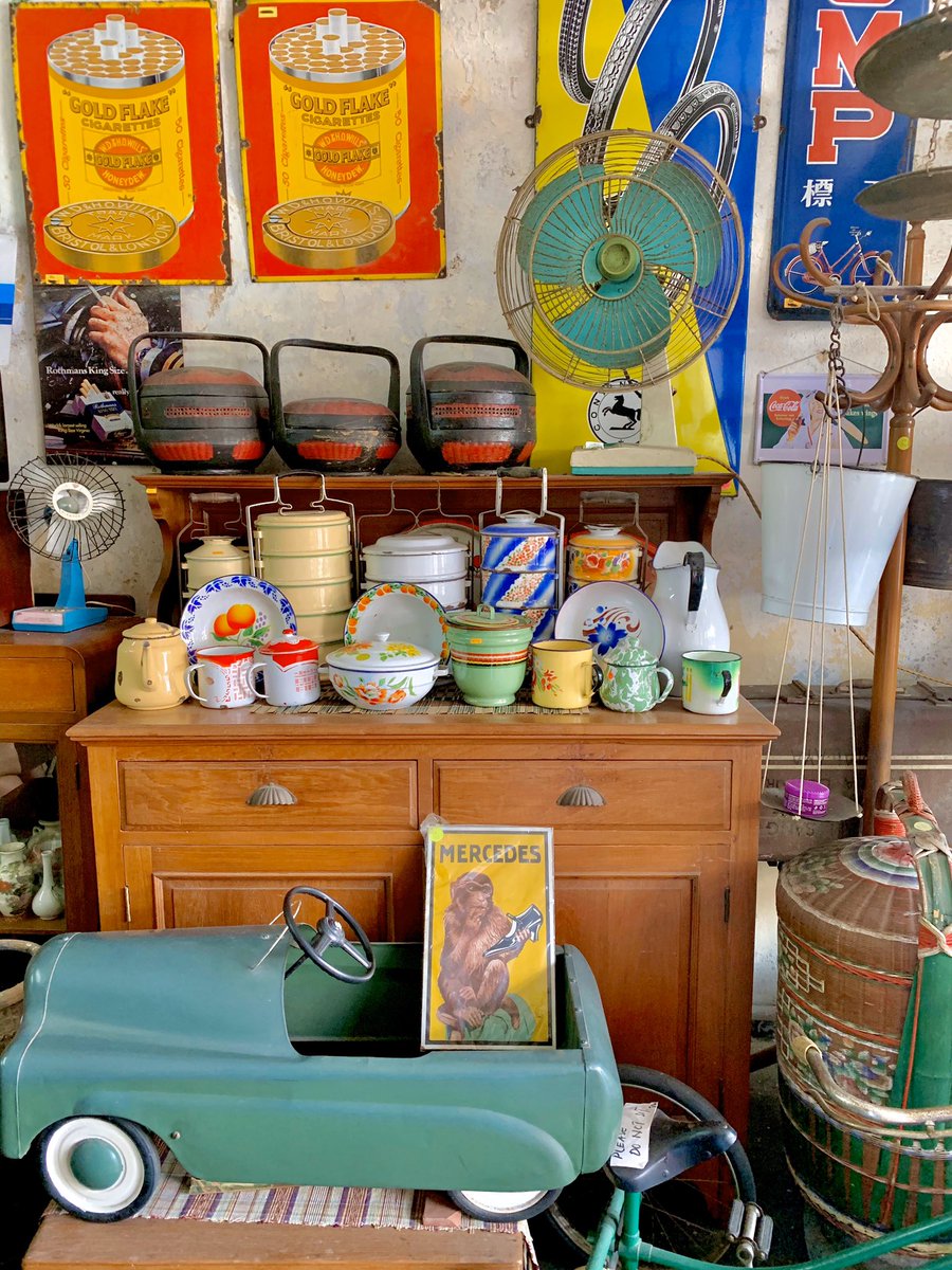 - Terdapat pelbagai barangan antik yang menarik.- Cafe ni sesuai bagi orang yang cintakan barangan antik