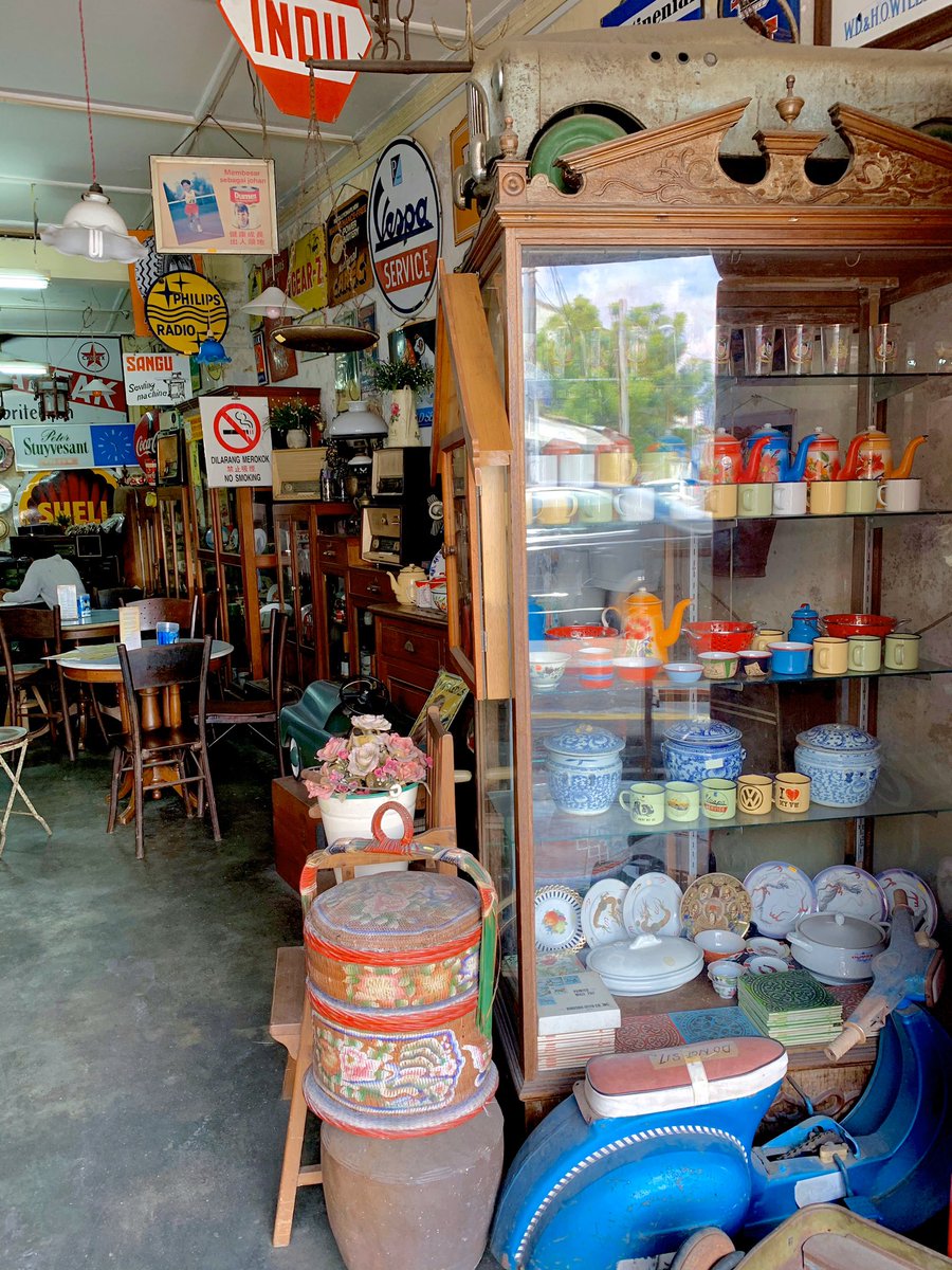 - Terdapat pelbagai barangan antik yang menarik.- Cafe ni sesuai bagi orang yang cintakan barangan antik