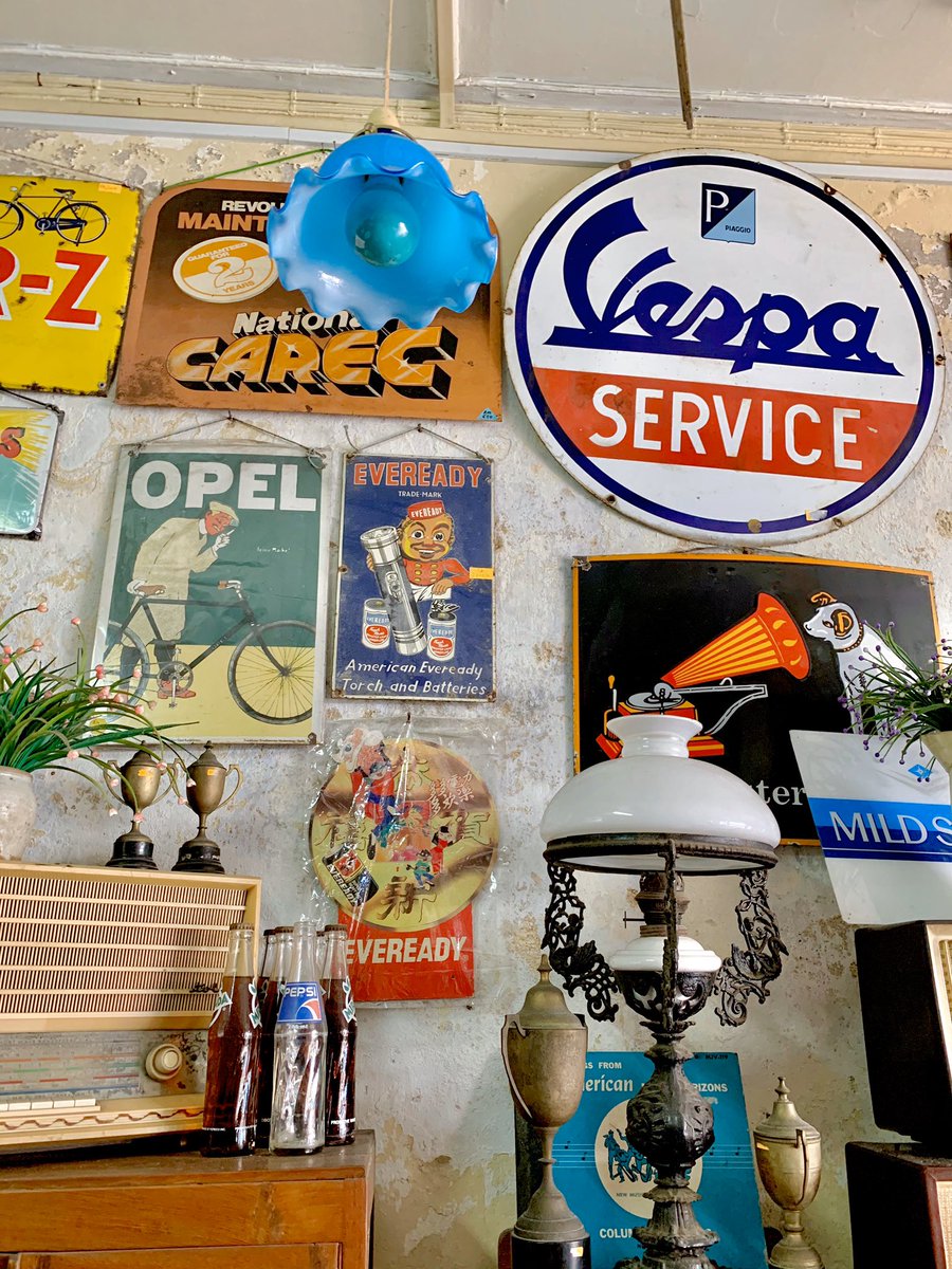 - Terdapat pelbagai barangan antik yang menarik.- Cafe ni sesuai bagi orang yang cintakan barangan antik