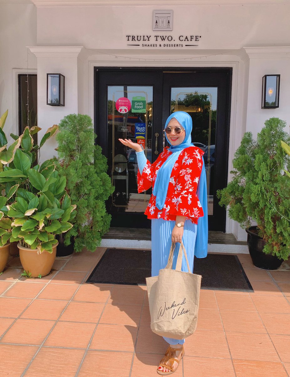  Truly Two Cafe- Selepas berpanas jalan di sekitar bandar Melaka tekak terasa nak makan manis-manis. - Banyak pilihan desert yang sedap disini