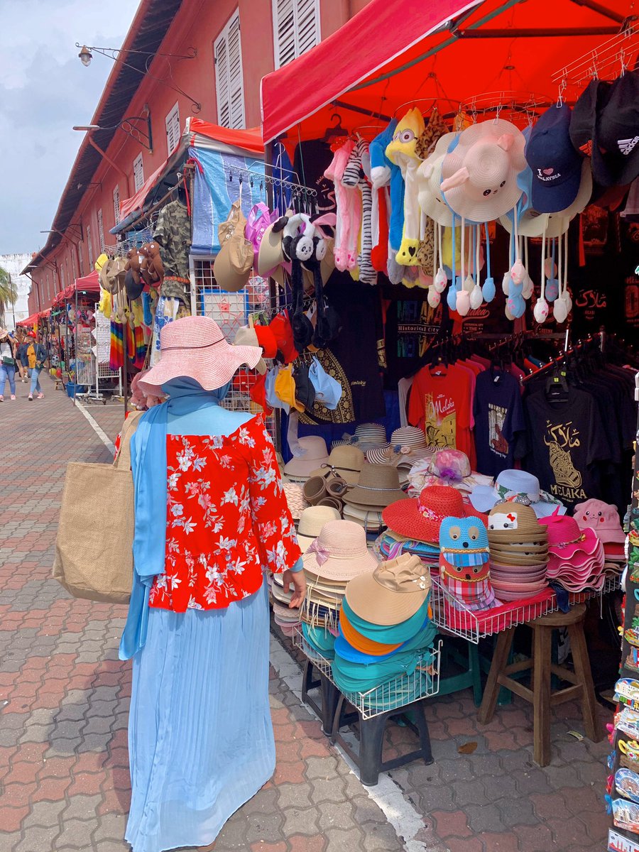 Singgah beli topi dulu. I sarankan nak jalan-jalan pakai topi sebab panas sangat dekat MelakaPelbagai design yang cantik-cantik