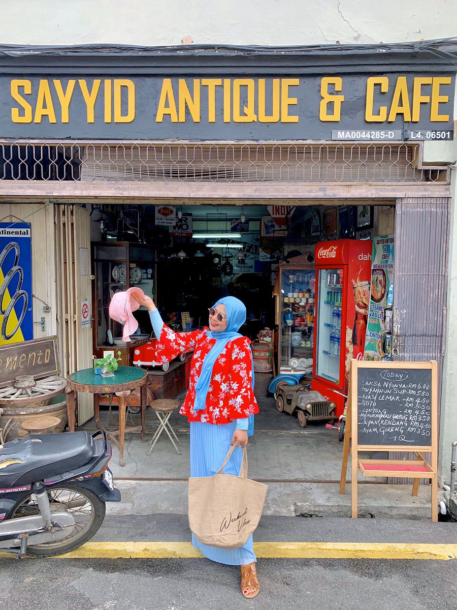  Sayyid Antique & Café- Datang Melaka Wajib datang cafe yang sangat menarik ini, dipenuhi dengan barangan antik dan klasik- Mesti cuba Laksa Nyonya yang sedap 