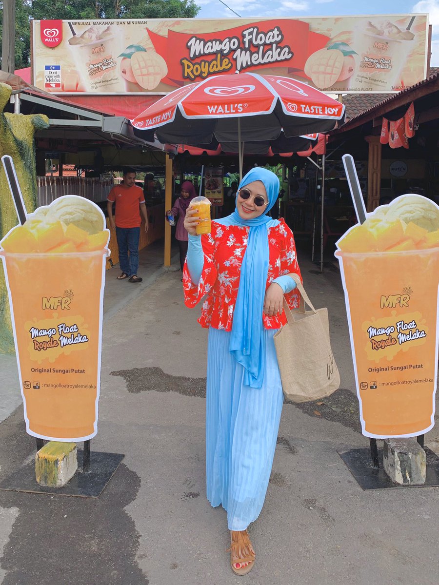  Manggo Float Royale Melaka- Sedap !!- Selain Manggo Float tolong beli kuih peneram! Ya Allah sedap sungguh.