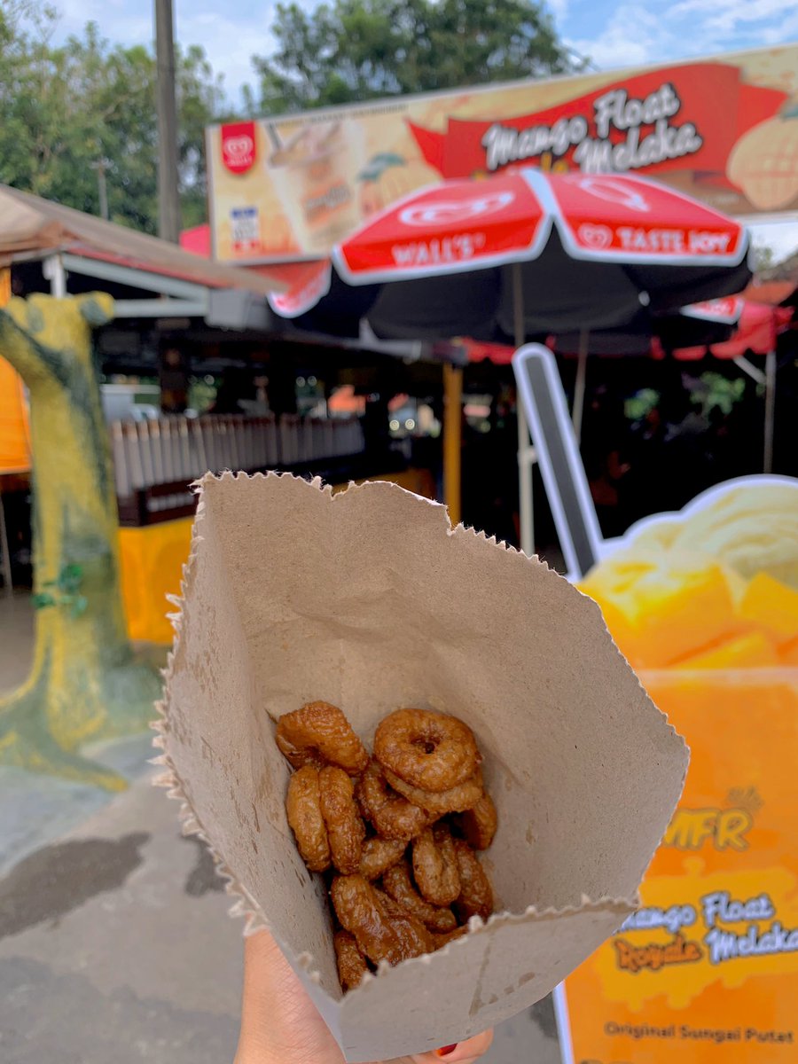  Manggo Float Royale Melaka- Sedap !!- Selain Manggo Float tolong beli kuih peneram! Ya Allah sedap sungguh.
