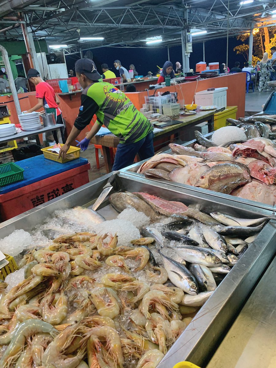  Ikan Bakar Parameswara- Melaka terkenal dengan asam pedas dan ikan bakar. - Bila datang ke Melaka pasti nak merasi kedua-duanya sekali- Ikan Bakar Parameswara menjadi pilihan.- Sangat sedap ! Harga berpatutan