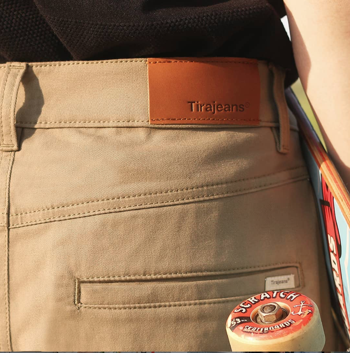 Skate the road w/ the comfy chino by #Tirajeans yang cocok banget digunakan untuk kegiatan se-hari2 karena look-nya yang casual &amp; nyaman dipakai. Bisa di mixnmatch dengan kaos polos, stripes atau kemeja favorit kamu. Yuk cek koleksi lengkapnya di Tirajeans.co.id #TRJstyle