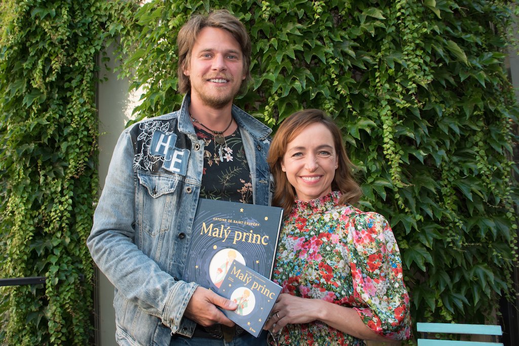 KlubKnihomolu's tweet image. Málokterému literárnímu dílu se dostává takové pozornosti nejen ze strany čtenářů, ale také překladatelů, vydavatelů a interpretů jako Malému princi od Antoina de Saint-Exupéryho.

#Reportáž ze #křtu audio nahrávky Exupéryho knihy Malý princ
klubknihomolu.cz/162351/tak-rad…