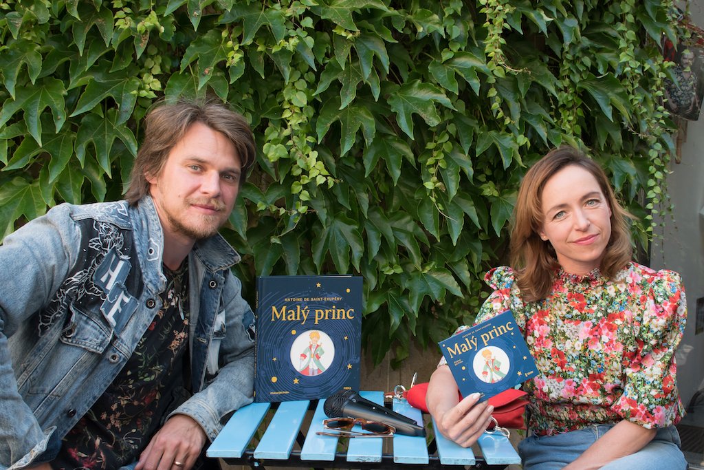 KlubKnihomolu's tweet image. Málokterému literárnímu dílu se dostává takové pozornosti nejen ze strany čtenářů, ale také překladatelů, vydavatelů a interpretů jako Malému princi od Antoina de Saint-Exupéryho.

#Reportáž ze #křtu audio nahrávky Exupéryho knihy Malý princ
klubknihomolu.cz/162351/tak-rad…