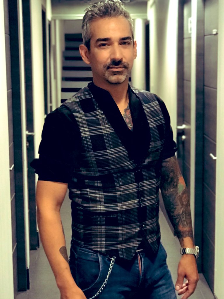 manymoo2221's tweet photo. #silver #tv #morningshow #fashionstyle #cuarentena #gayman #mexico #photography @lucyarroyo #sinfiltros #whach #love https://t.co/SxkaO64AU4