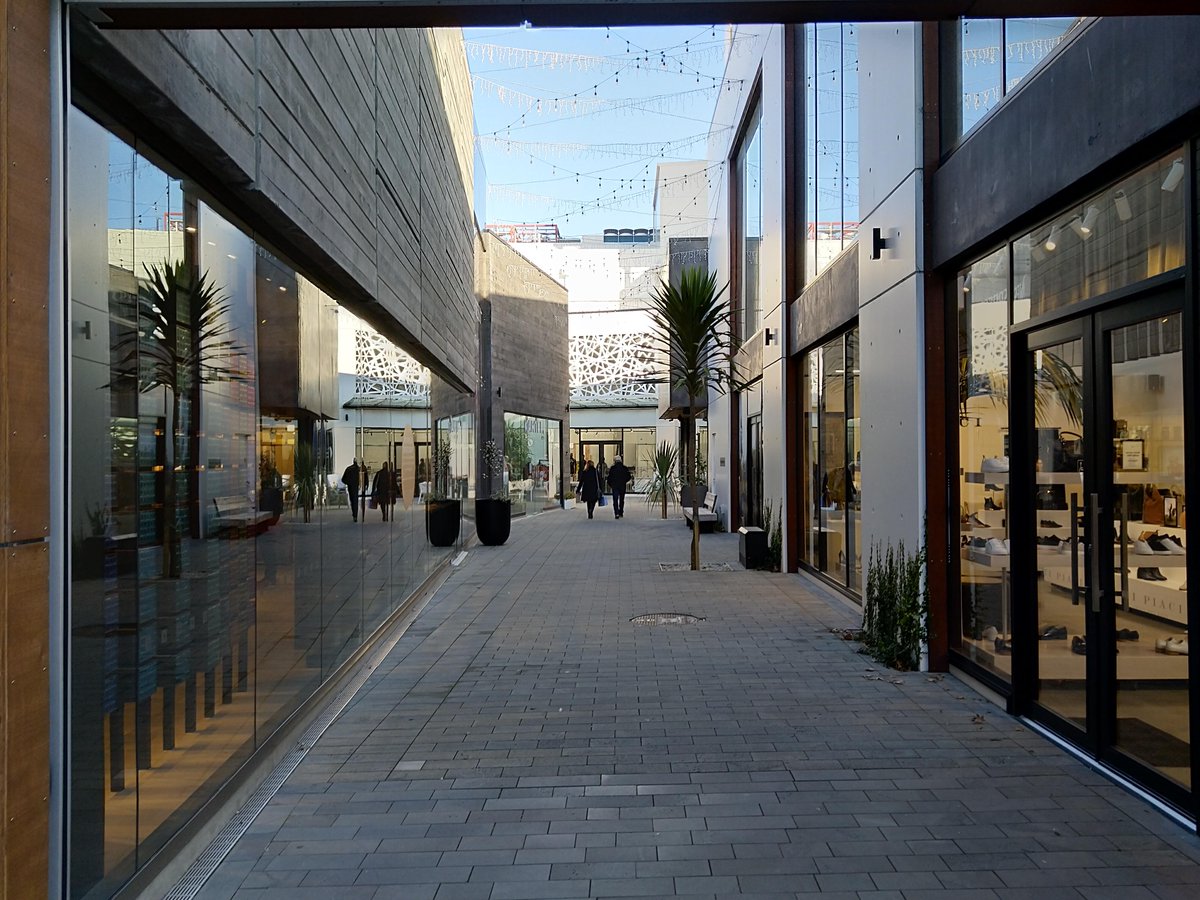 And at almost every block, there's a laneway of some sort. Throughout the rebuild, they've gone mad for laneways, and I LOVE it. There's all sorts of little nuggets hidden down them and they break the big blocks up nicely (3/15)