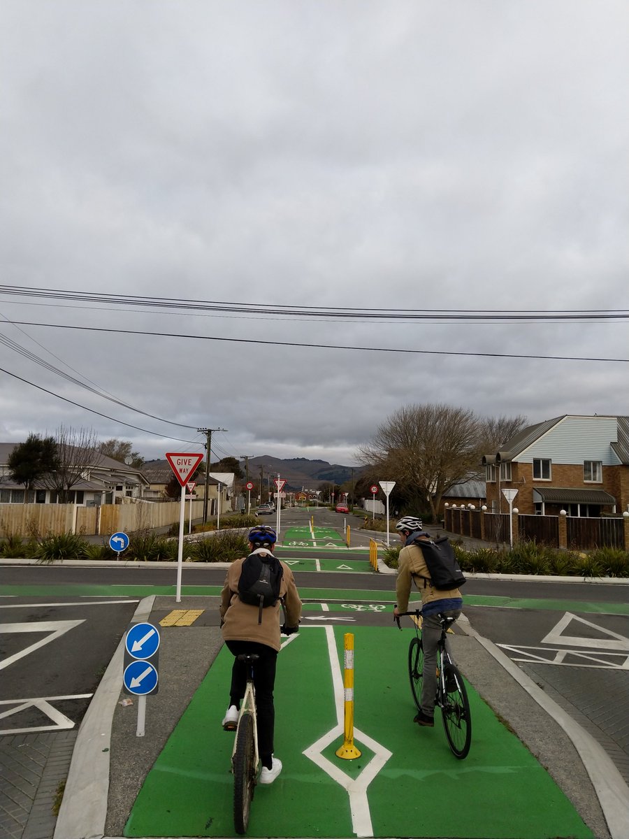 They also have these neat semi-modal filters, which have signalised (or unsignalised) crossings for bikes but only allow cars to go left-in and left-out, making for much lower car volumes along the greenways; lovely (9/15)