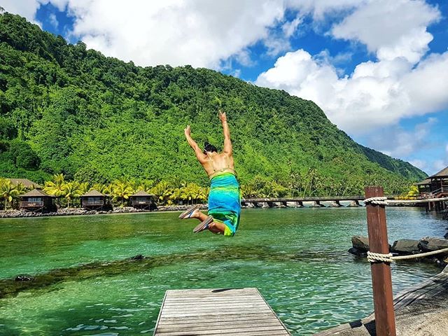 FlySamoaAirways's tweet photo. Samoa makes you feel like this! Well obviously - who wouldn’t, if you’re jumping into water this clear in temperatures this balmy at Aga Reef Resort on beautiful Meti’s Island. #flysamoaairways 

Fa'afetai 📷  @shan.leo https://t.co/gtoayU5roL