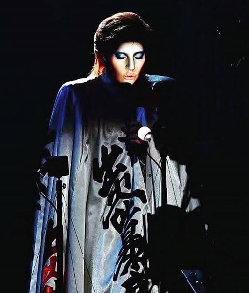 山本寛斎といえばボウイの漢字衣装大好きだしそれをガガがグラミーでオマージュしてたの最高だったな
ご冥福をお祈りします… 