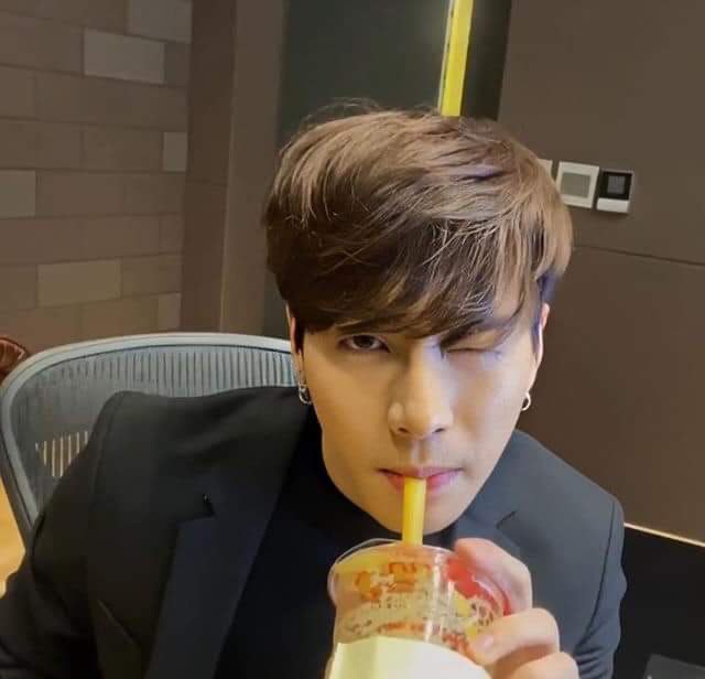 GOT7INC's tweet photo. AHGASE!
Start your week right with cool refreshments and this cute Jackson!
👉https://t.co/66BHwVgxdK
Keep hydrated on your Monday hustle! Good luck baby birds!! YOU CAN DO IT!
#EverydateWithJackson #JacksonWang #TeamWang @JacksonWang852 #GOT7 @GOT7Official
Fran https://t.co/o8fOm1LmrL