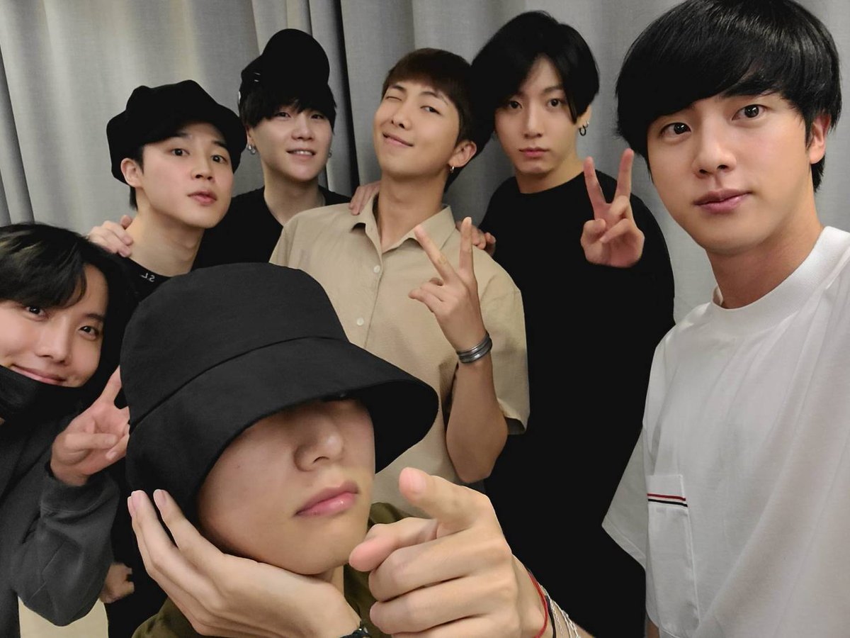 ChagiChaeb's tweet photo. Bangtan really loves Army :
1. Selca ot7
2. Vlive live and run BTS
3. Jimin Selca
4. 29 may in Tokopedia
5. 21 August new single
6. V single release

Bangtan : " Just for you ~ "
#BTSISCOMING  #ARMY https://t.co/kXPBcrkhgV