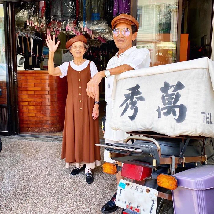 客が取りに来ない服を利用して？ファッションショーを楽しむクリーニング店の老夫婦www