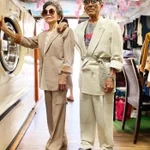 客が取りに来ない服を利用して？ファッションショーを楽しむクリーニング店の老夫婦!