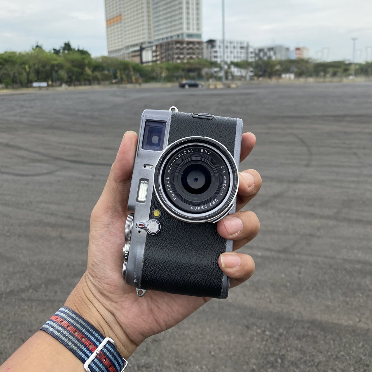 ardian_ace's tweet photo. point and shoot/pocket/compact camera bukan masalah, yang masalah kalo dipake kerja, fix bikin kepikiran doang ๐
shot on #fujifilm #X100
#maximumdog
#ardianpradana https://t.co/iDkFGPnTOP