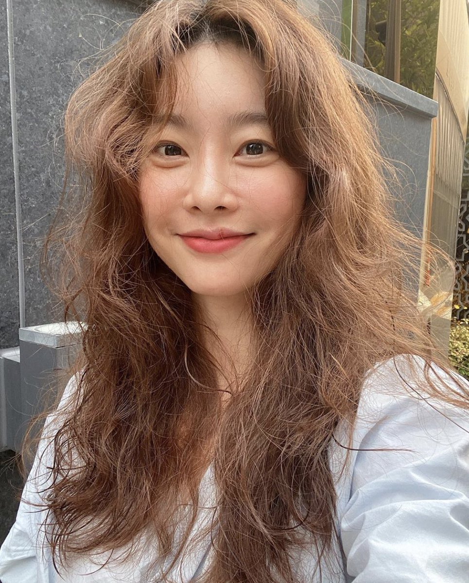 parksojns's tweet photo. sojin has been glowing lately and i’m living for it 🥺 https://t.co/8CRYbYw3oB