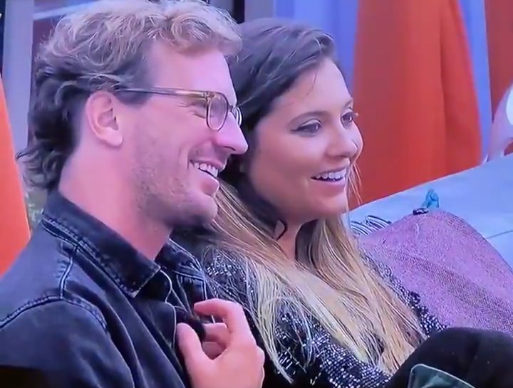 AiludidaM's tweet photo. Enquanto o Big elogia a Shu, estes 2  babam com as palavras 💙 a
Achei bonito #bb2020tvi #ShuVencedora #ShuNoComando https://t.co/K9ZxtqcntD