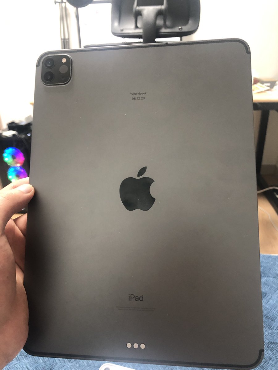 WooHyeok_'s tweet photo. new I Pad &amp; old I Pad https://t.co/qSEH2Bv4T1