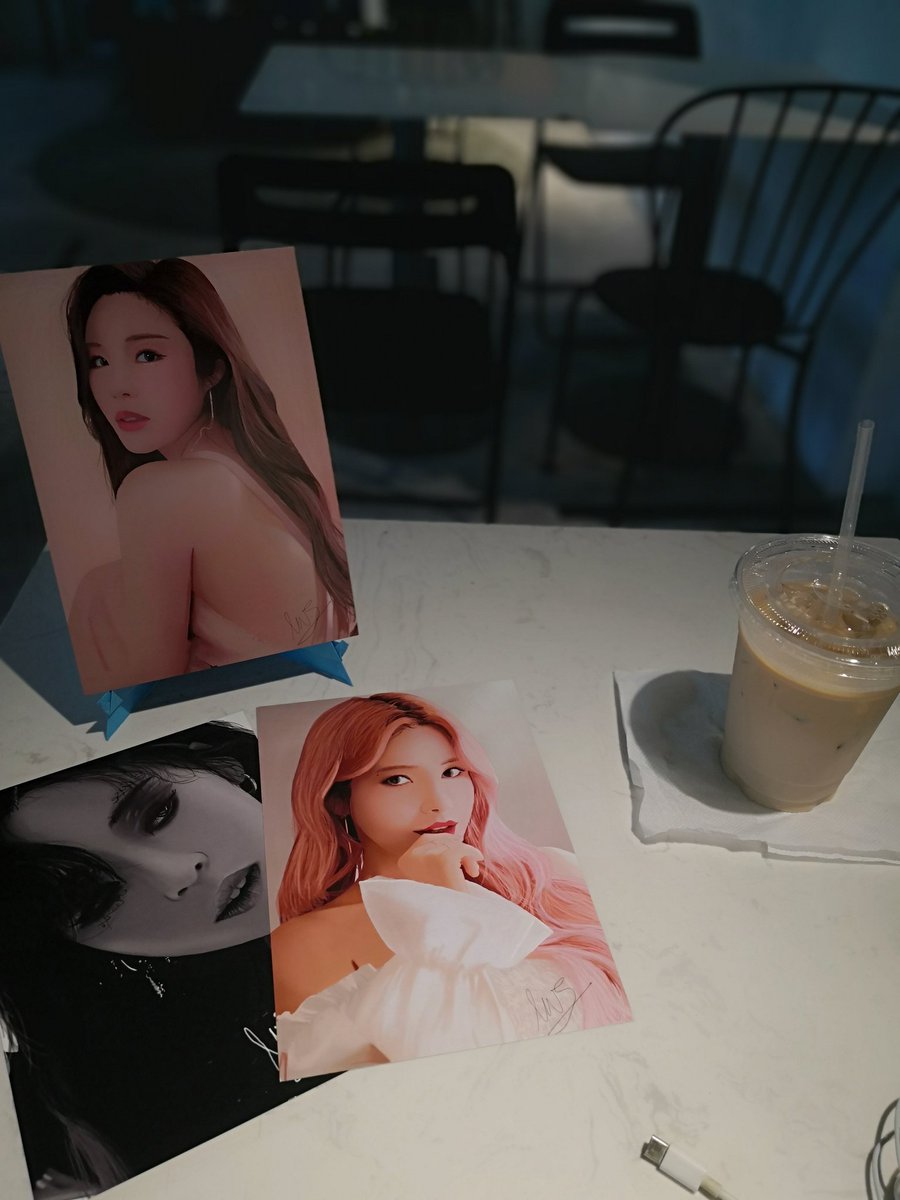 Jichu97's tweet photo. I'm here at +82 to give out my remaining mamamoo fansupport. Please approach me to get yours😁
#les_fleurs_épanouies https://t.co/F6arhQF8he