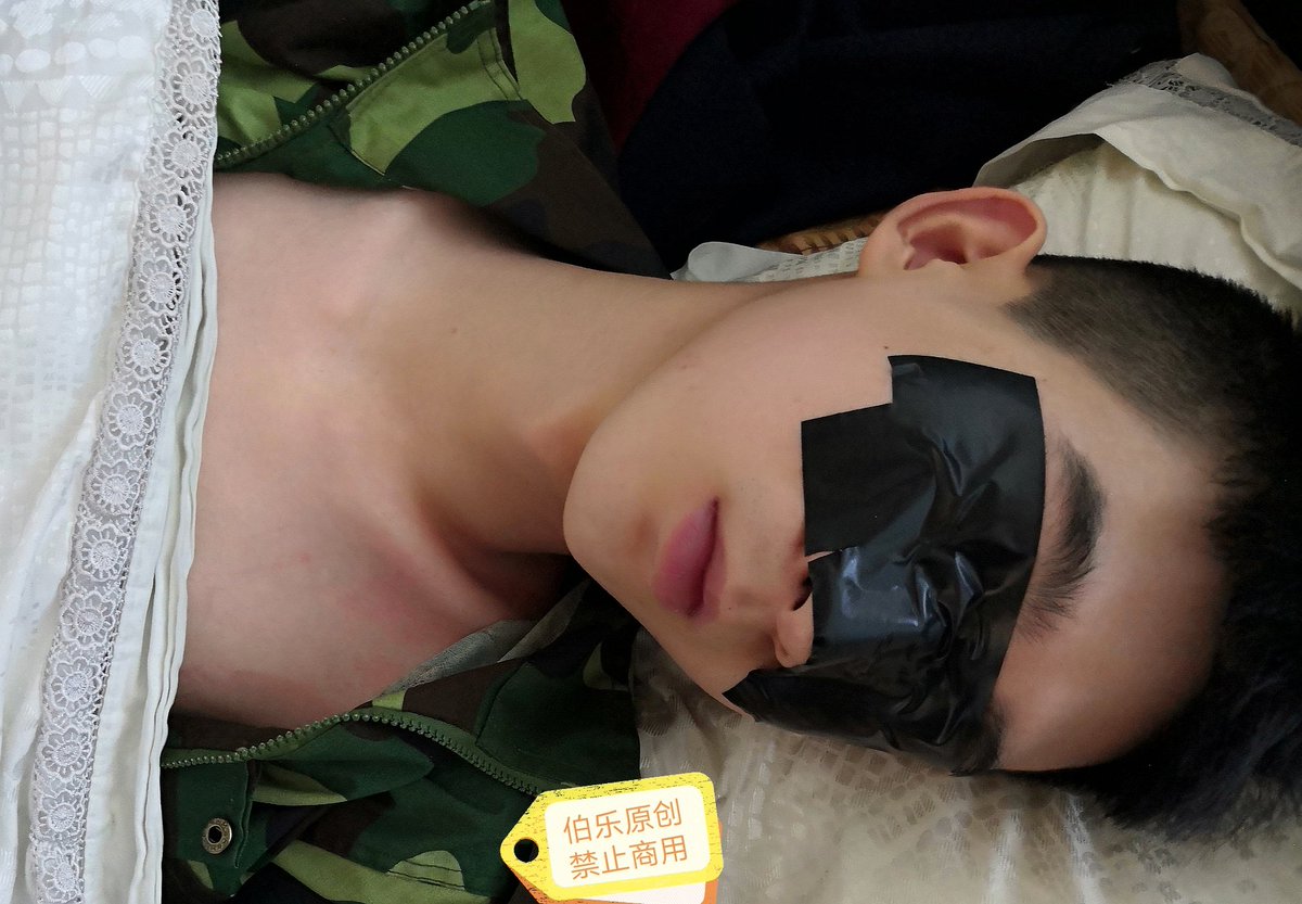 boundapple's tweet photo. 挣扎时的小白和乖乖睡觉时的小白 #捆绑 #大脚 #少年 https://t.co/xQxBQSibbV