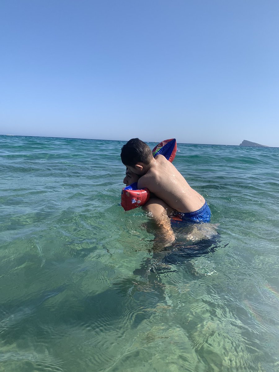 looreee26's tweet photo. 😭te queremos Ana! mucho ánimo... a mi madre se la llevo el Cáncer... y el dolor es muy grande... y aun así... no puedo imaginar lo que se debe sentir perder un hijo!! Estamos contigo!  #VaPorTiAna https://t.co/z6FTlU7o4a